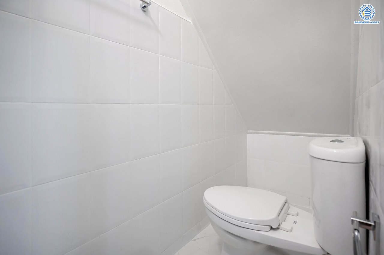 บ้านมือสองตกแต่งใหม่ โครงการ ช.รุ่งเรือง4 กรุงเทพฯ-นนทบุรี พร้อมอยู่ เนื้อที่ 18 ตร.ว. ฟังก์ชัน 2 ห้องนอน 2 ห้องน้ำ จอดรถได้ 1 คัน บนสุดยอดทำเล! เชื่อมถนนพิบูลย์สงคราม, วงศ์สว่าง, นครอินทร์ และติวานนท์ ใกล้จุดขึ้นทางด่วนศรีรัช-วงแหวนรอบนอก และรถไฟฟ้า "สถานีแยกติวานนท์"...